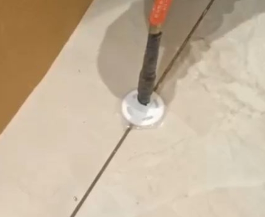 海城瓷砖空鼓维修公司专业解答瓷砖在铺贴过程中，如果没有涂抹均匀到位的粘结材料（如水泥砂浆或瓷砖胶），可能会导致以下问题